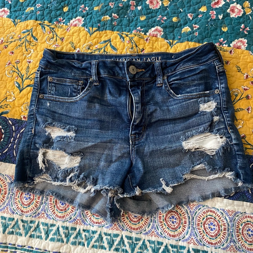 EUC American eagle distressed women’s shorts